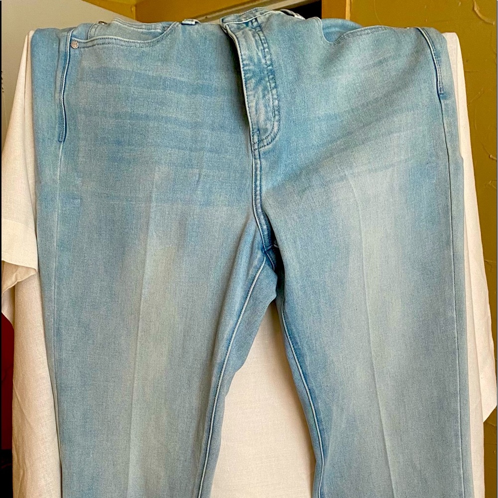 Beautiful Skinny Jeans with stretch. Great condition worn twice!